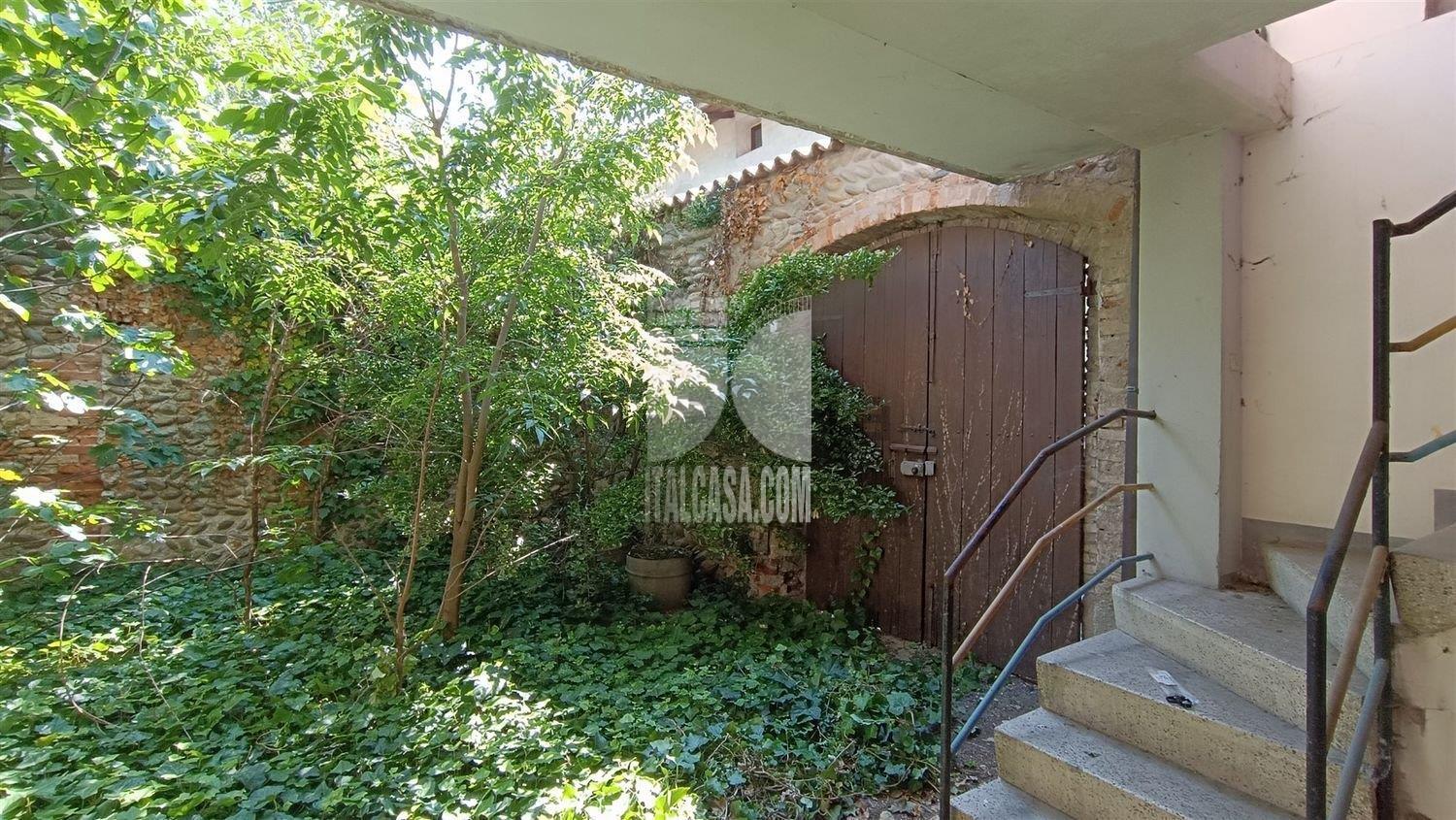 Casa Plurifamiliare in vendita a Villa di Serio