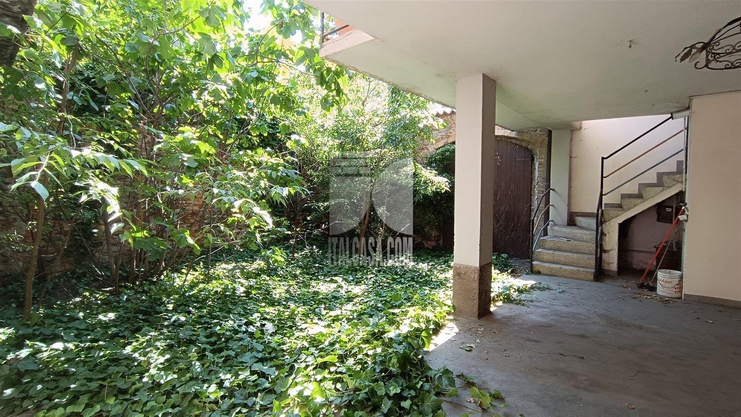 Casa Plurifamiliare in vendita a Villa di Serio