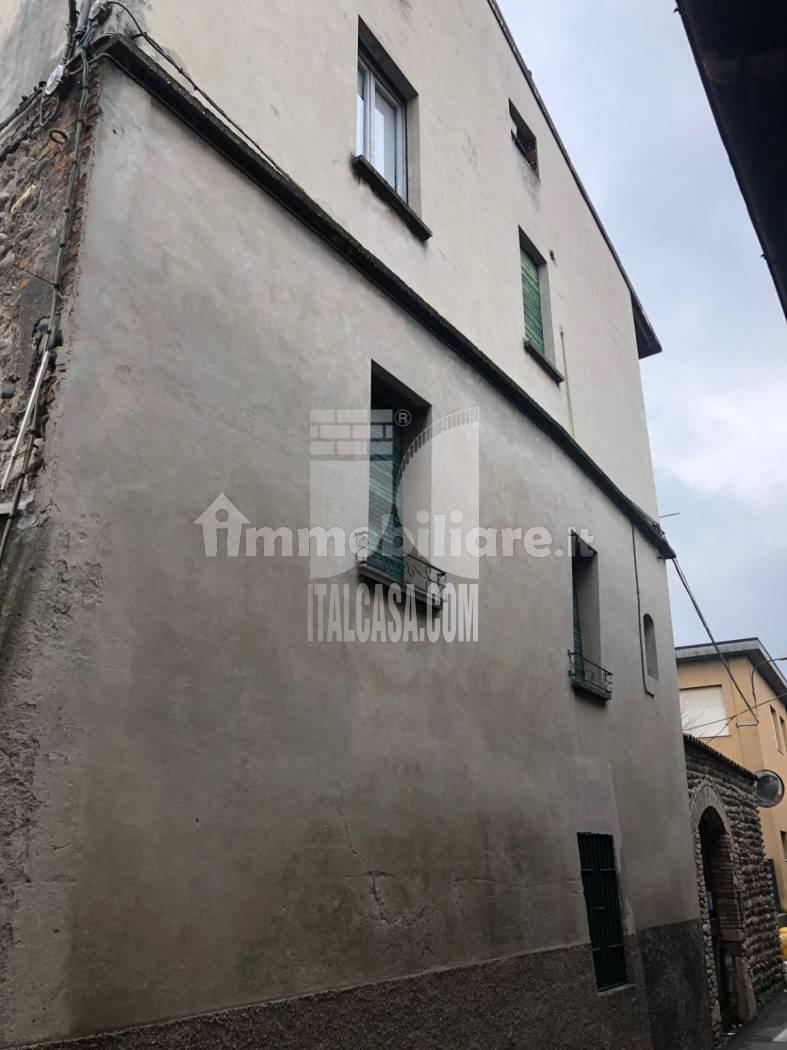 Casa Plurifamiliare in vendita a Villa di Serio