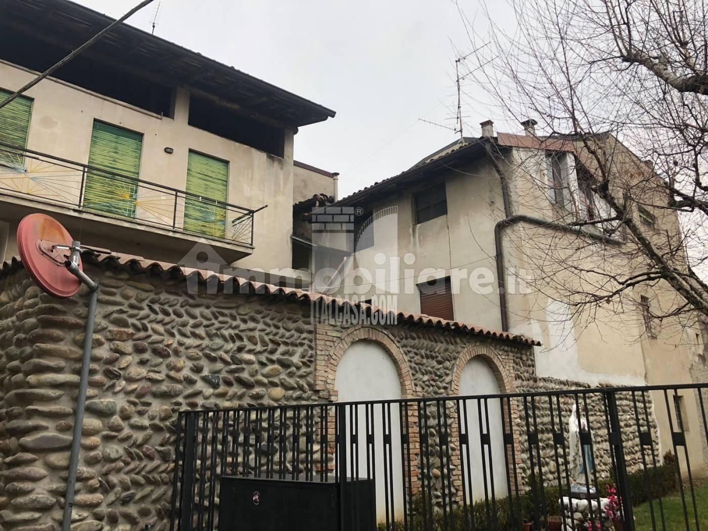 Casa Plurifamiliare in vendita a Villa di Serio