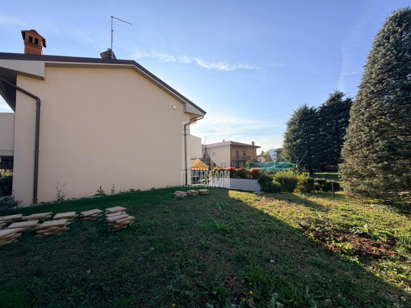 Villa a schiera di testa in vendita a Cenate Sotto