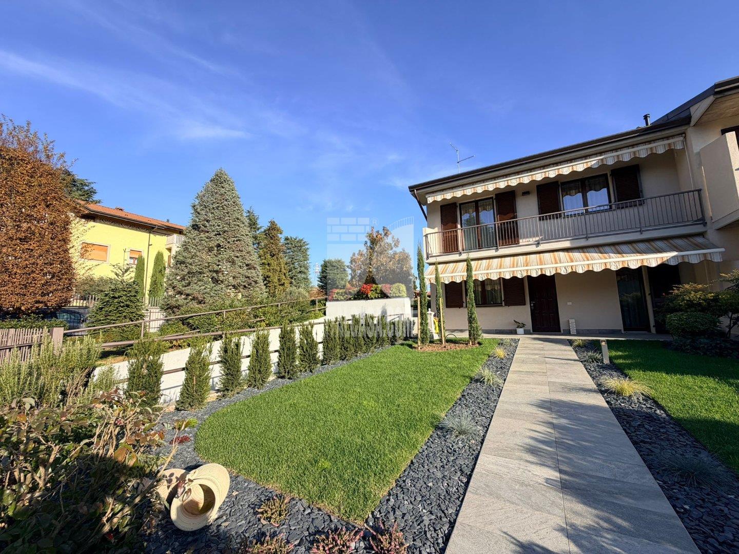Villa a schiera di testa in vendita a Cenate Sotto