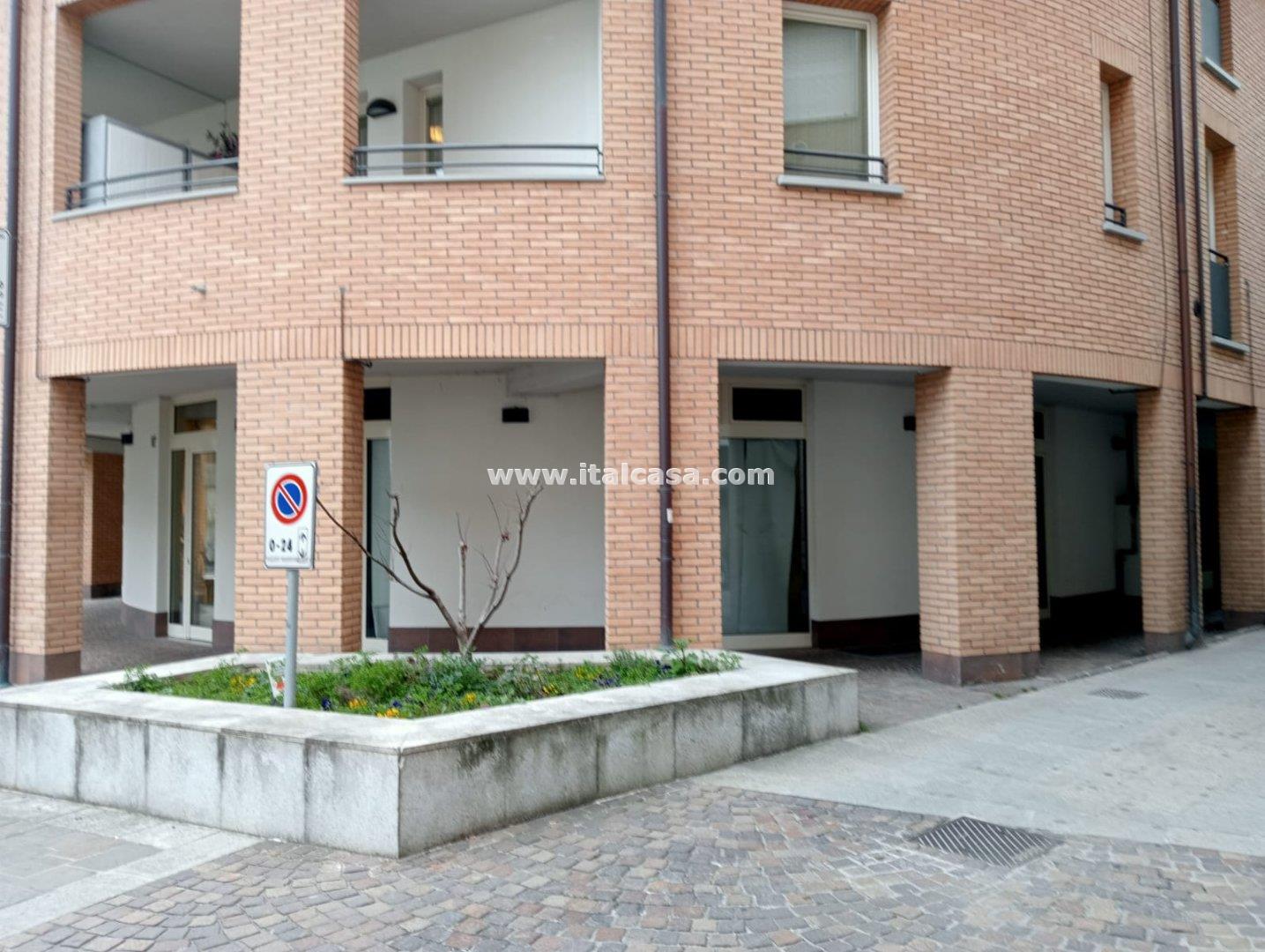 Negozio in vendita a Alzano Lombardo