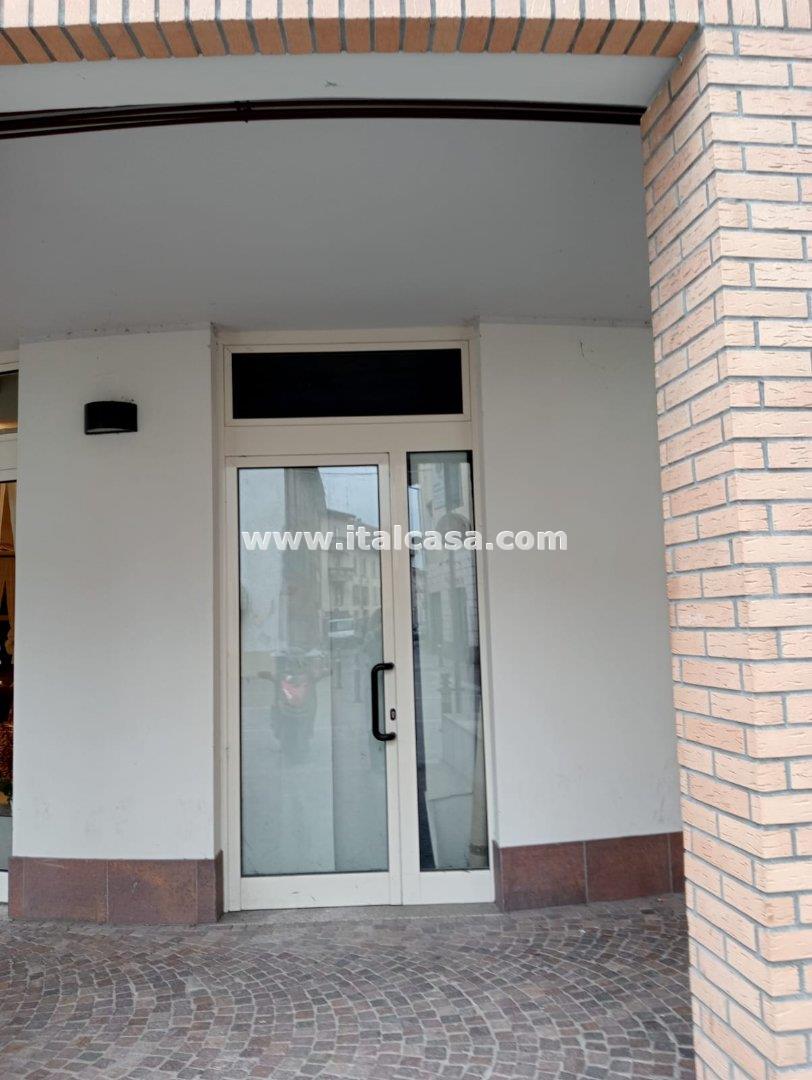 Negozio in vendita a Alzano Lombardo