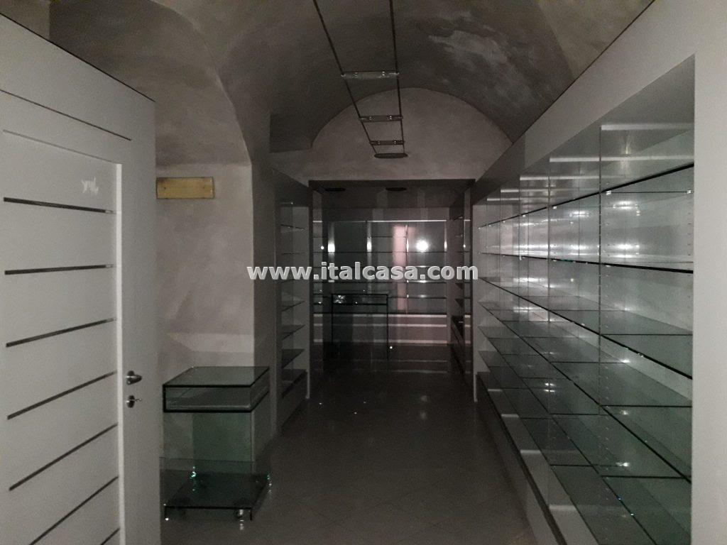 Negozio in vendita a Alzano Lombardo