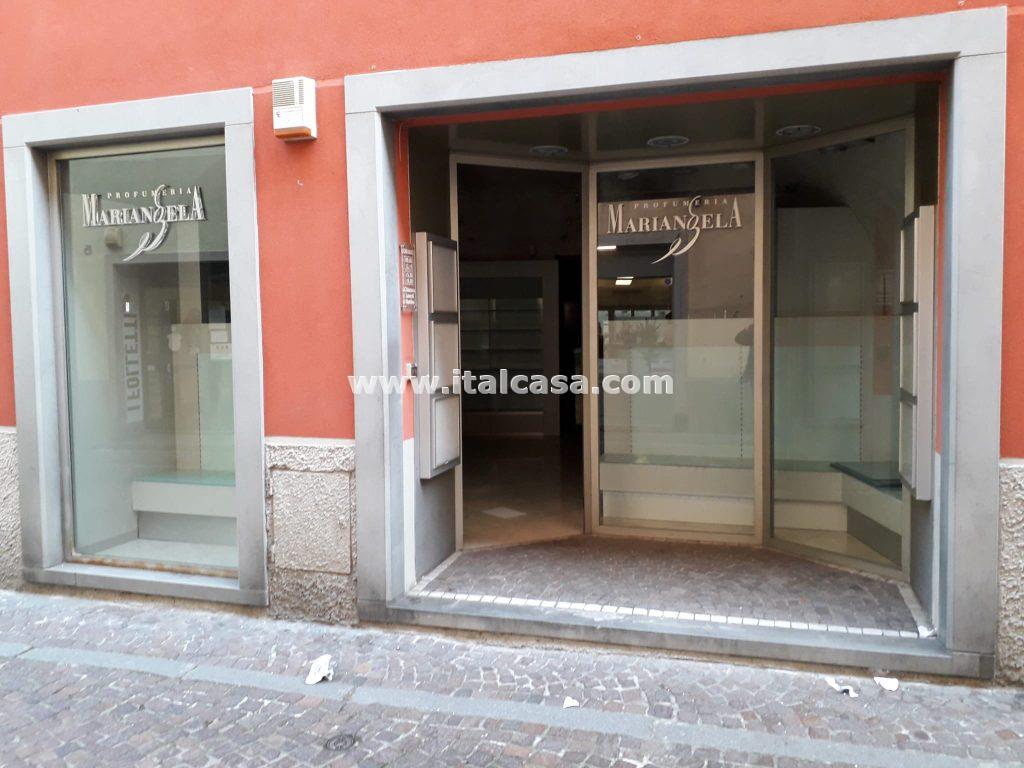 Negozio in vendita a Alzano Lombardo