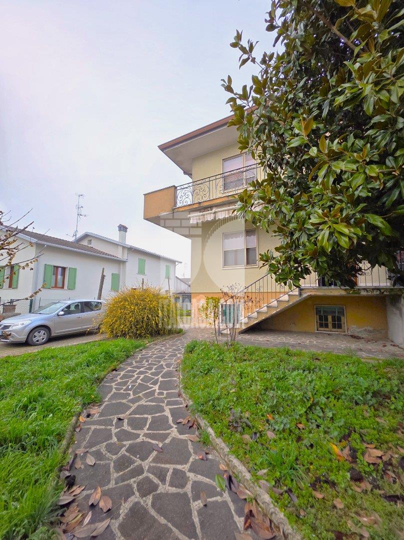 Villa Bifamiliare in vendita a Borgo Virgilio