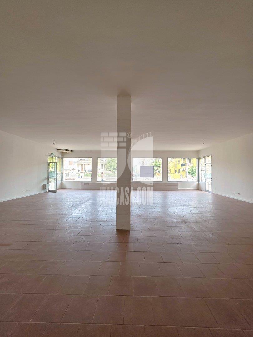 Negozio in vendita a Borgo Virgilio