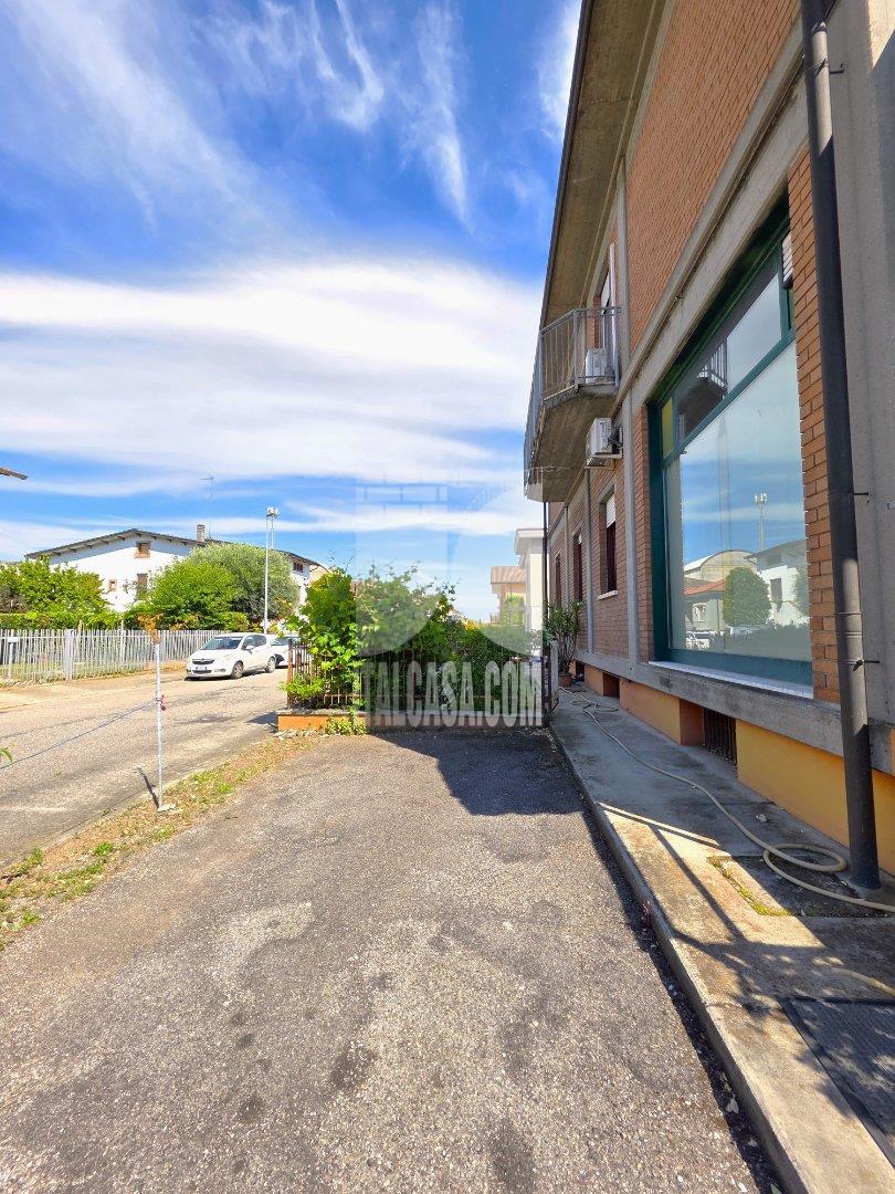 Negozio in vendita a Borgo Virgilio