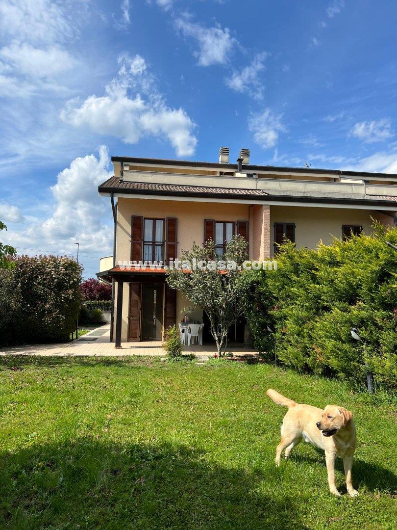 Villa a schiera di testa in vendita a Treviglio