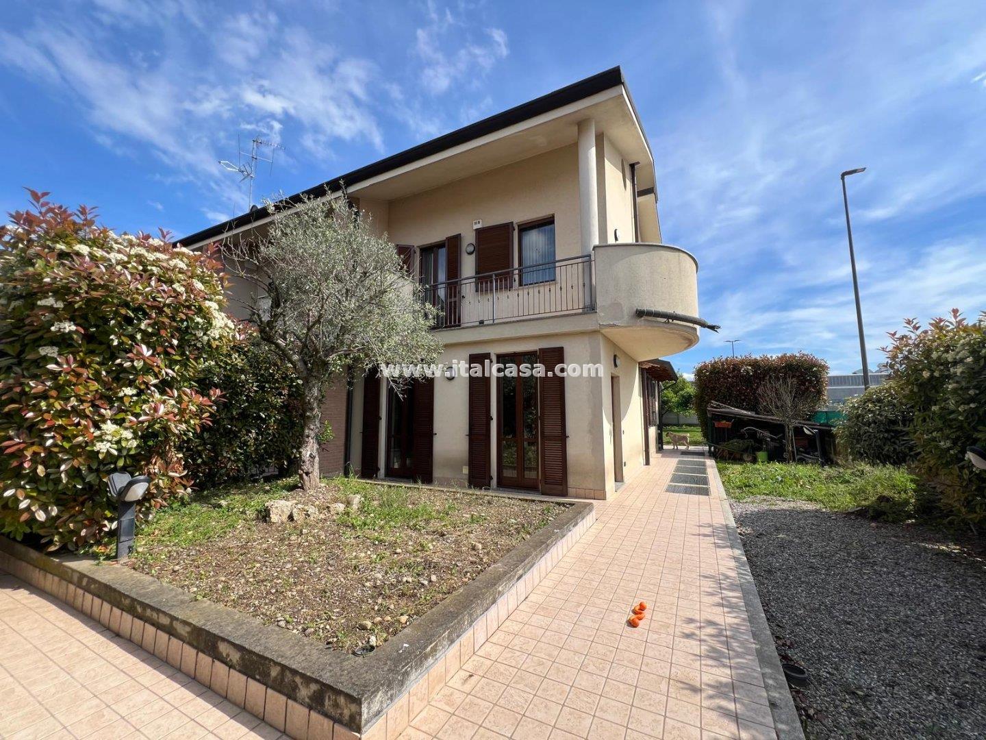 Villa a schiera di testa in vendita a Treviglio