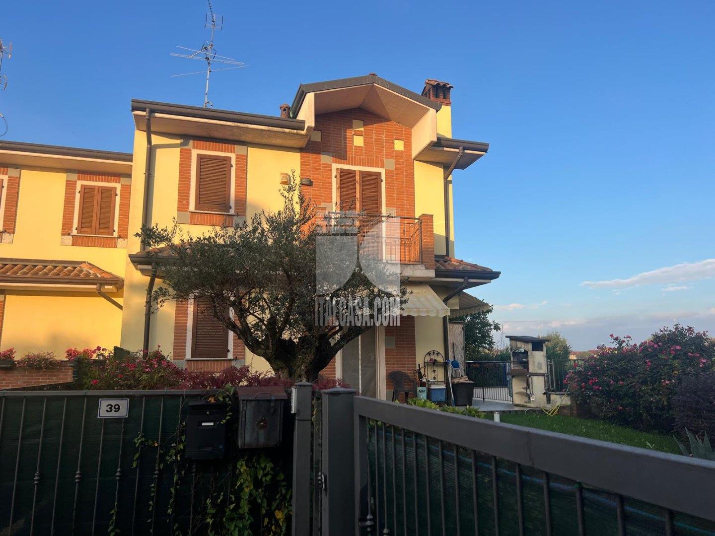 Villa a schiera di testa in vendita a Brignano Gera d
