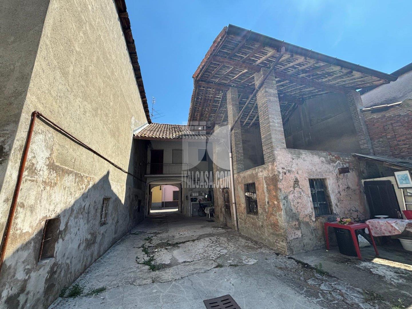 Casa Rustica in vendita a Calvenzano