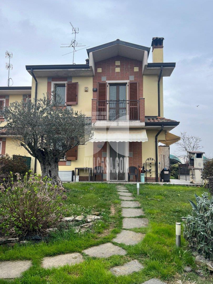 Villa a schiera di testa in vendita a Brignano Gera d
