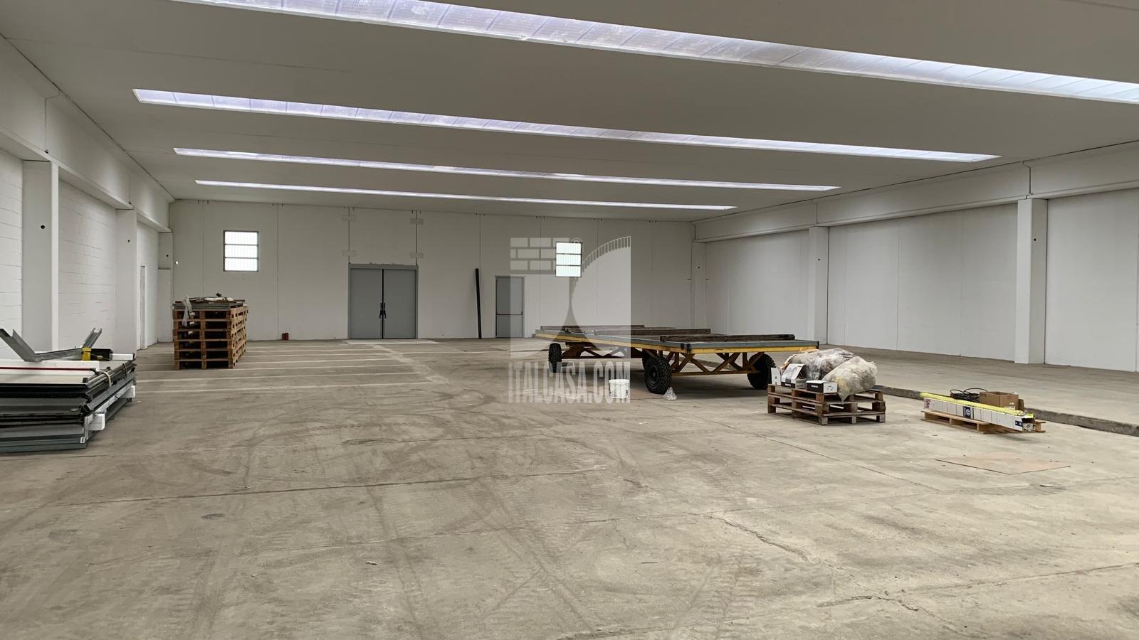 Capannone in vendita a Arzago d