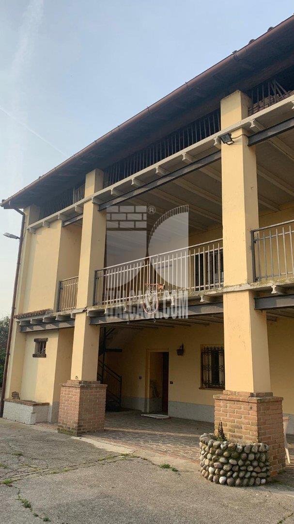 Cascina in vendita a Castel Rozzone