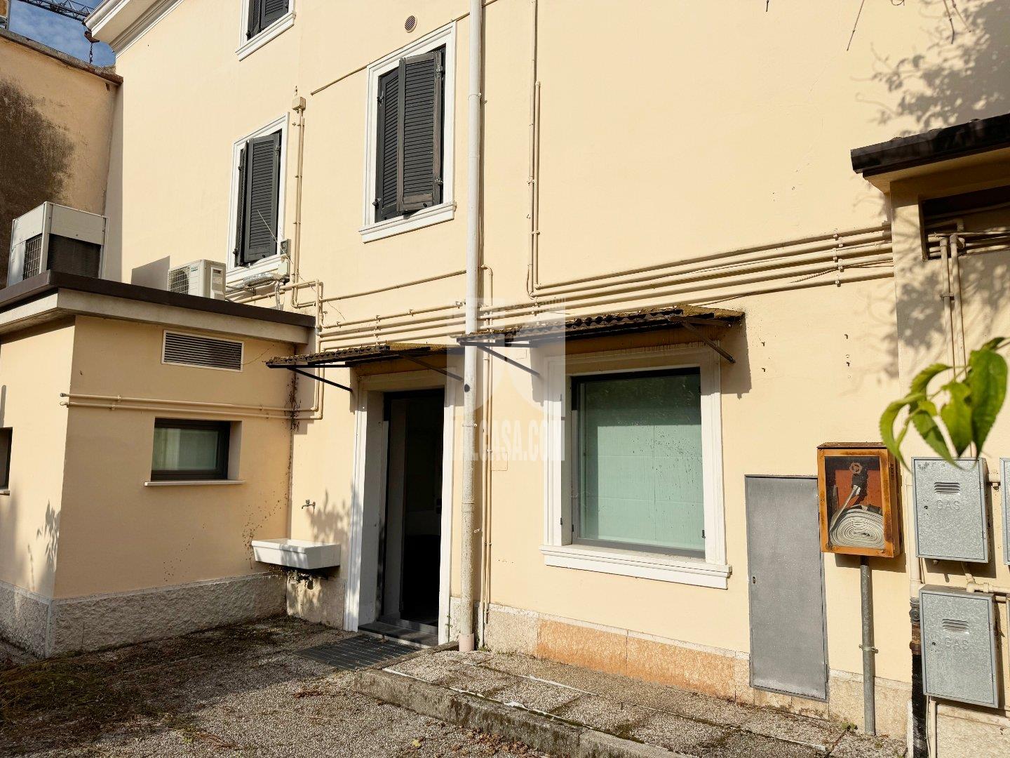 Negozio in affitto a Villafranca di Verona