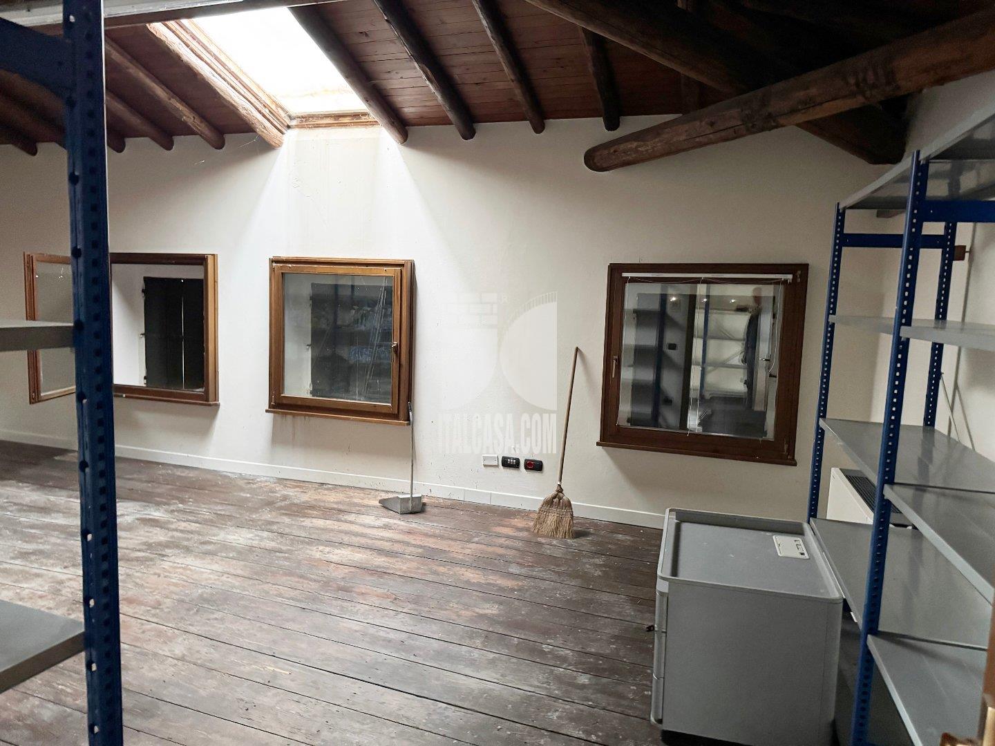 Negozio in vendita a Villafranca di Verona