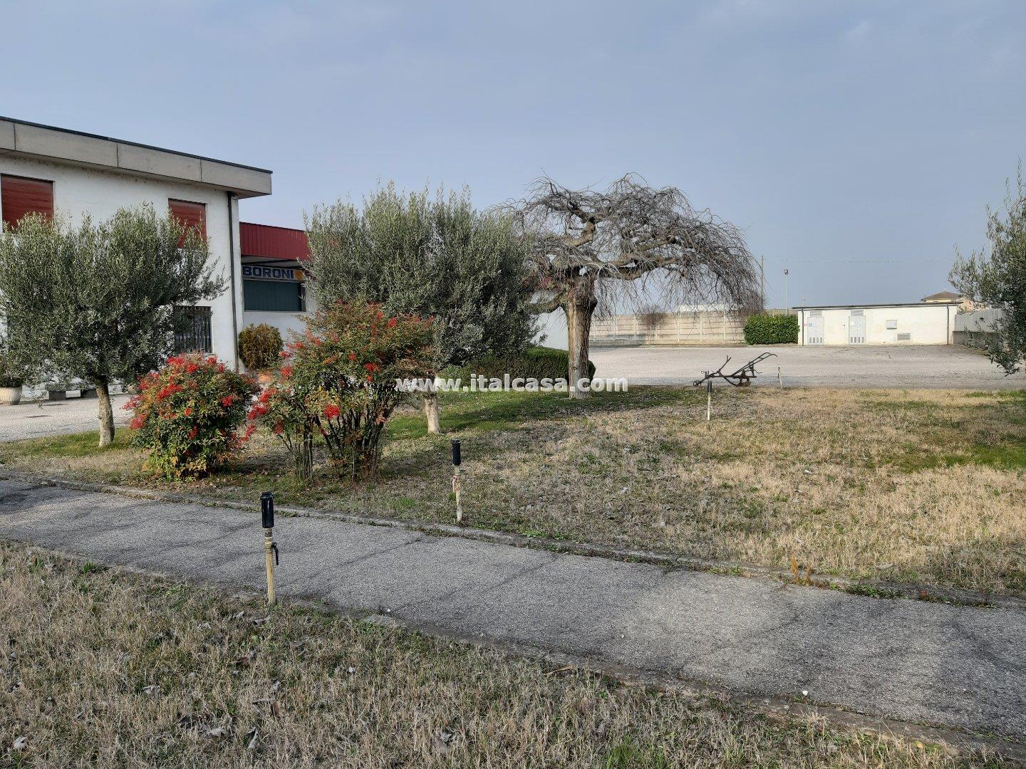 Capannone in vendita a Roverbella
