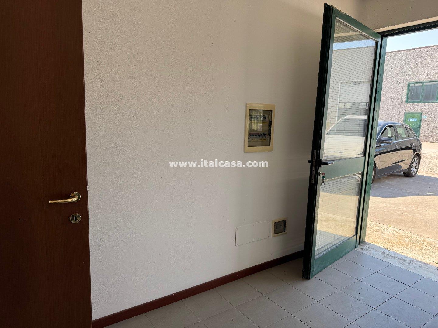 Magazzino in vendita a Porto Mantovano