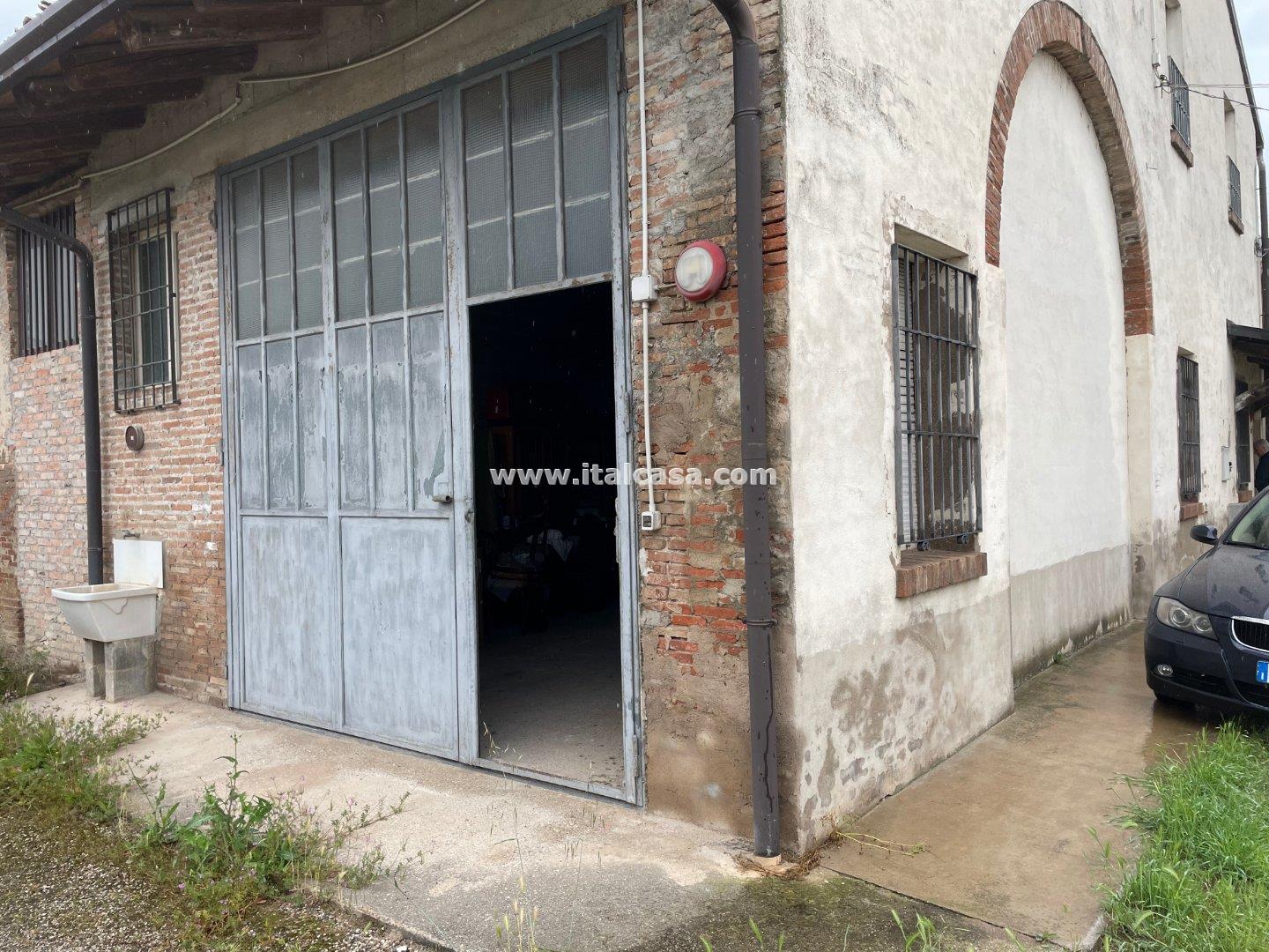 Magazzino in vendita a Mantova