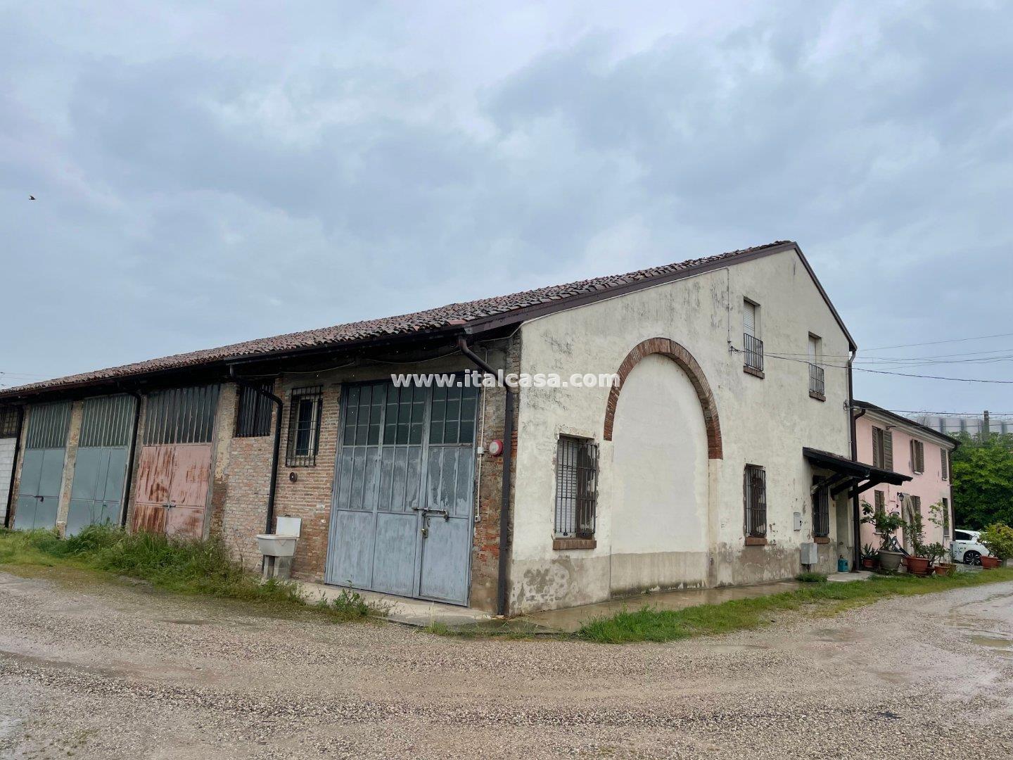 Magazzino in vendita a Mantova