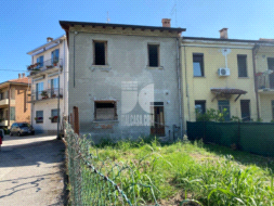 Casa Plurifamiliare in vendita a Mantova