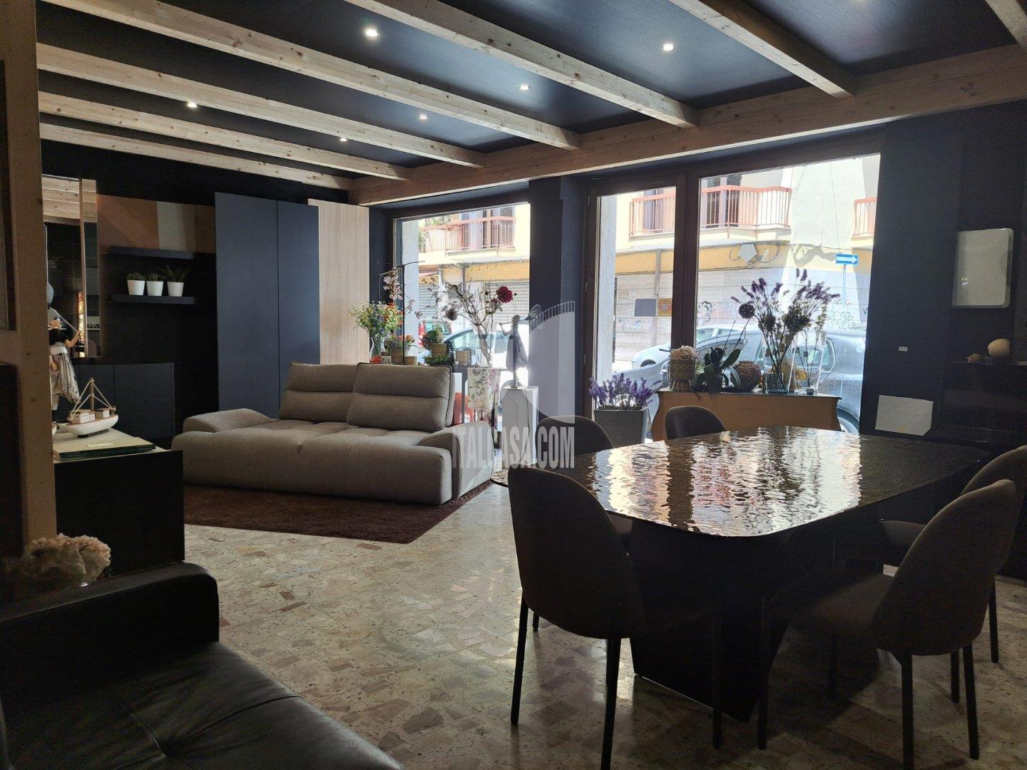 Magazzino in vendita a Crotone