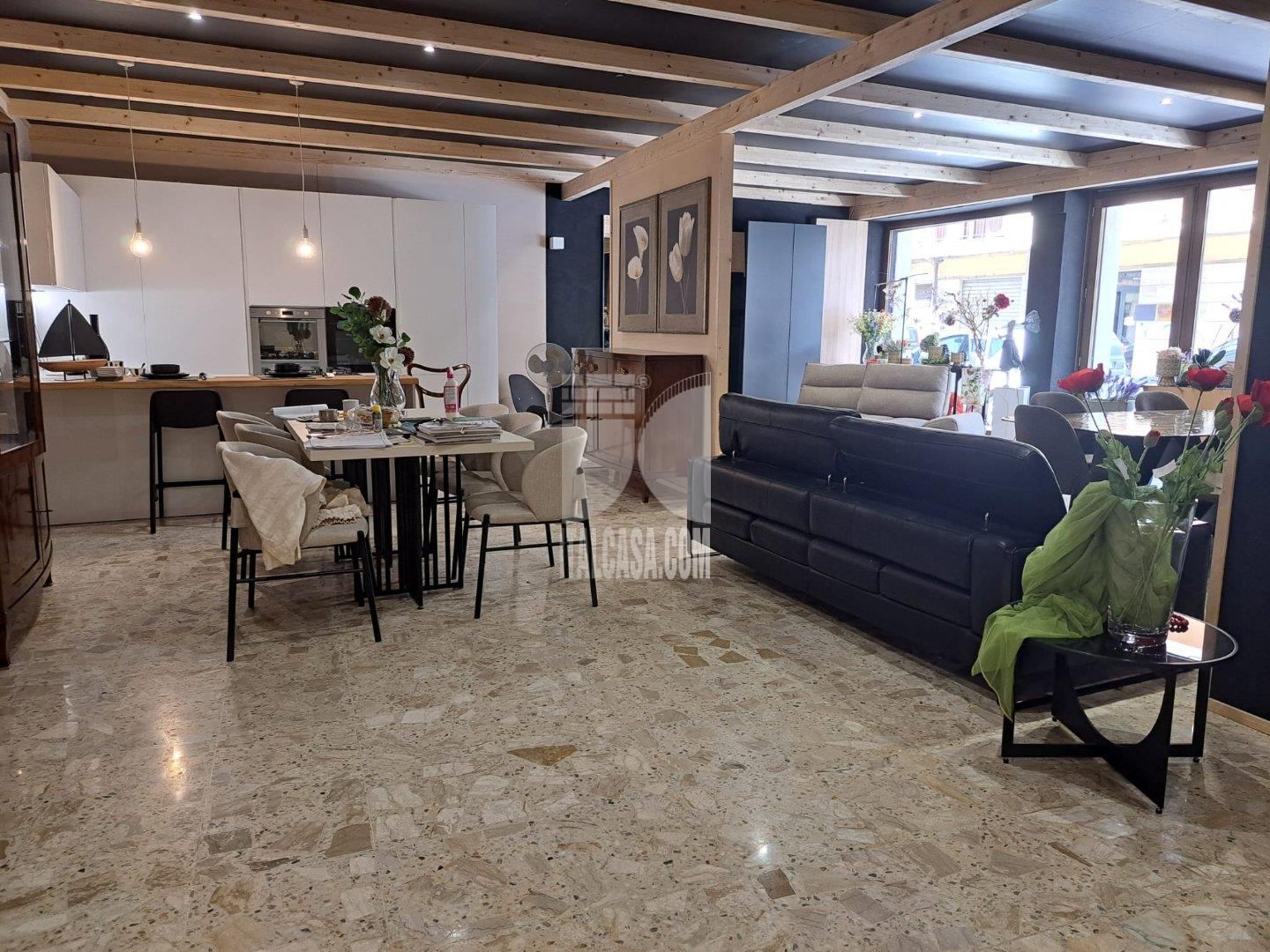 Magazzino in vendita a Crotone