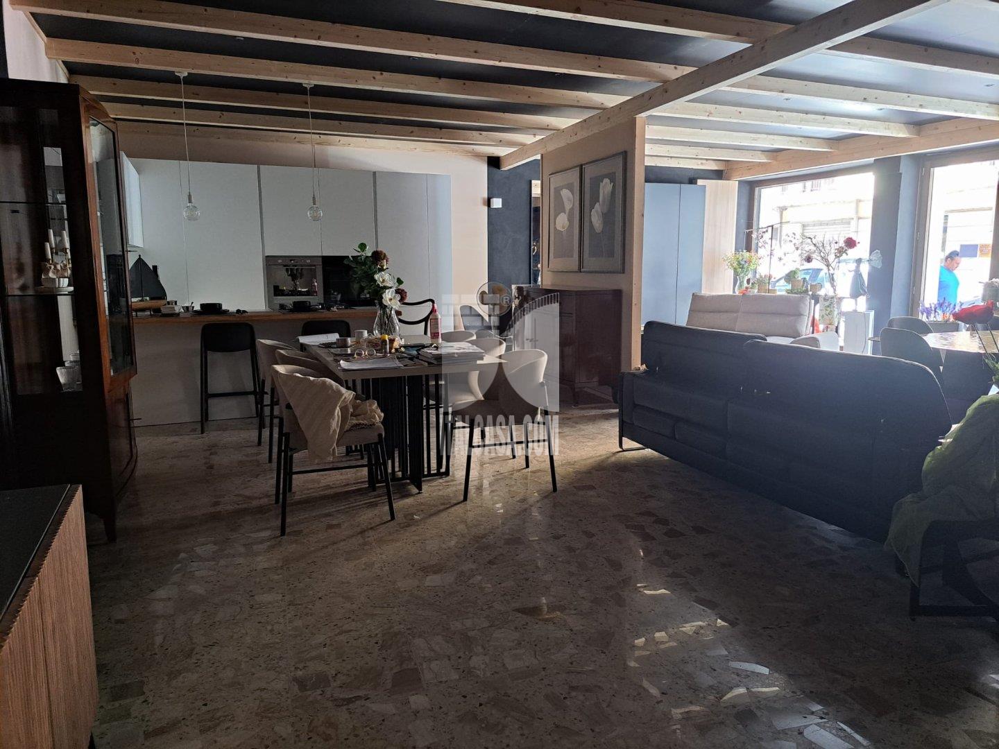 Magazzino in vendita a Crotone