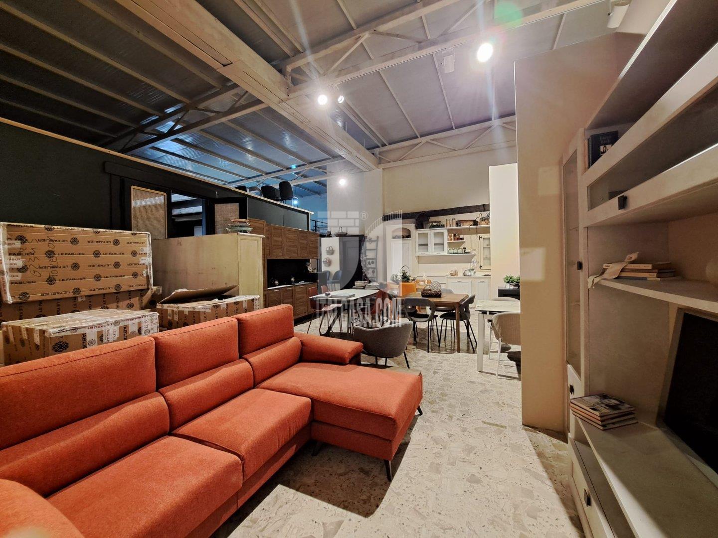 Magazzino in vendita a Crotone