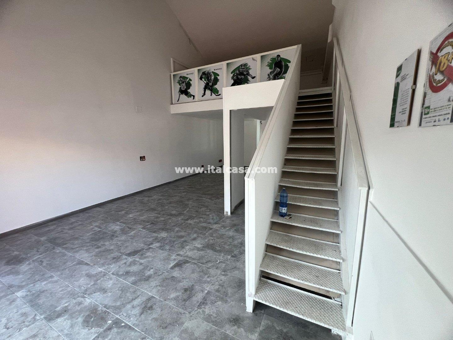 Magazzino in vendita a Crotone