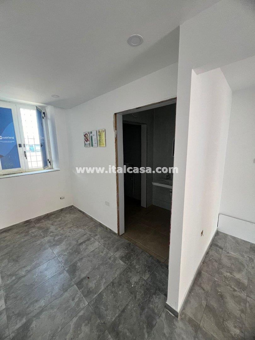 Magazzino in vendita a Crotone
