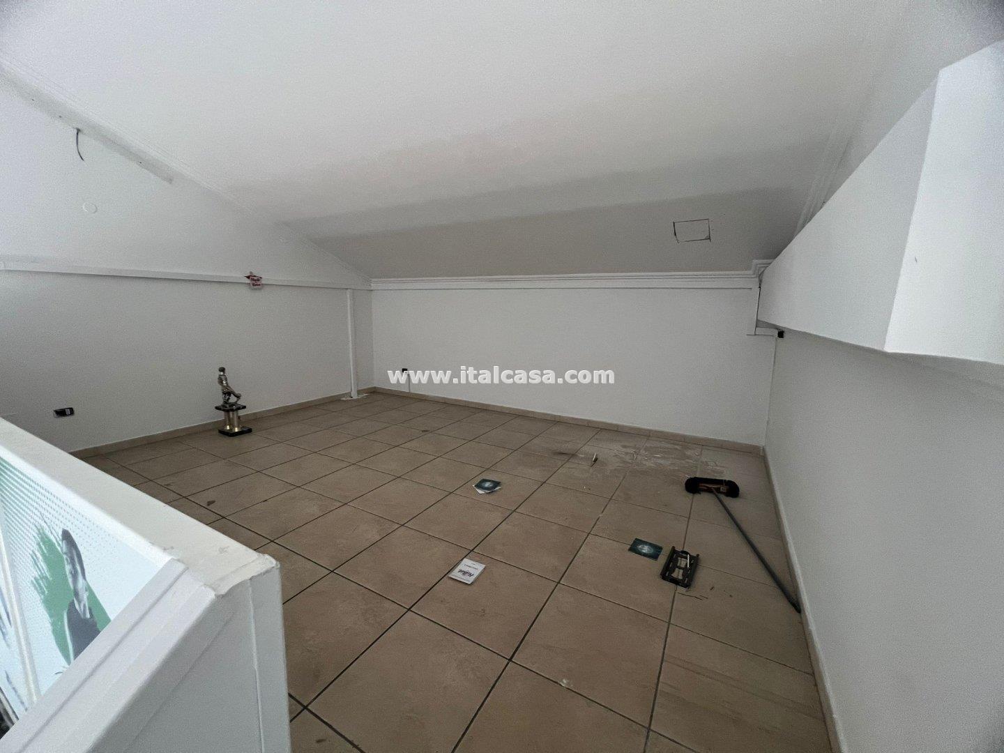 Magazzino in vendita a Crotone