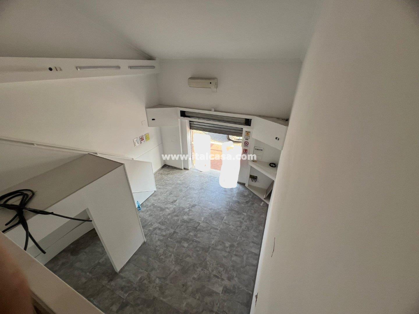 Magazzino in vendita a Crotone