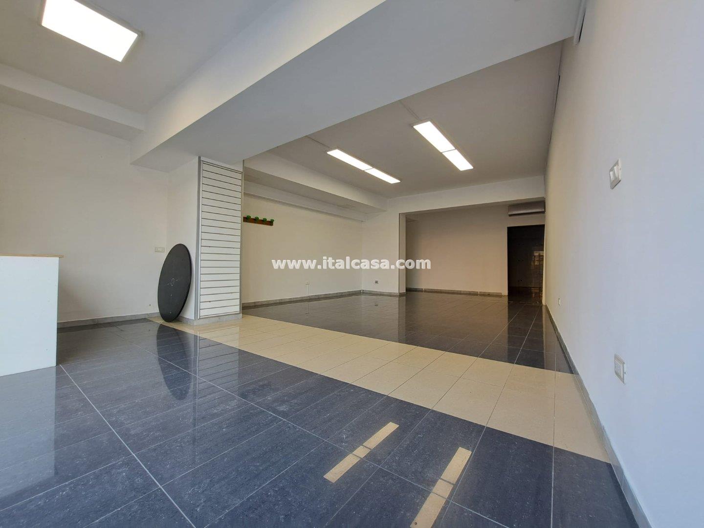 Magazzino in vendita a Crotone