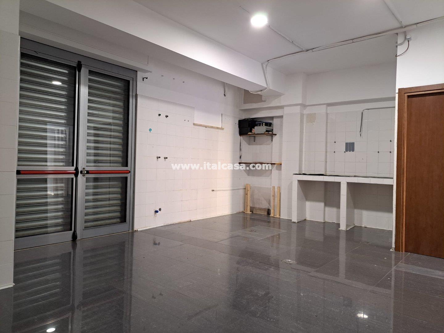 Magazzino in vendita a Crotone