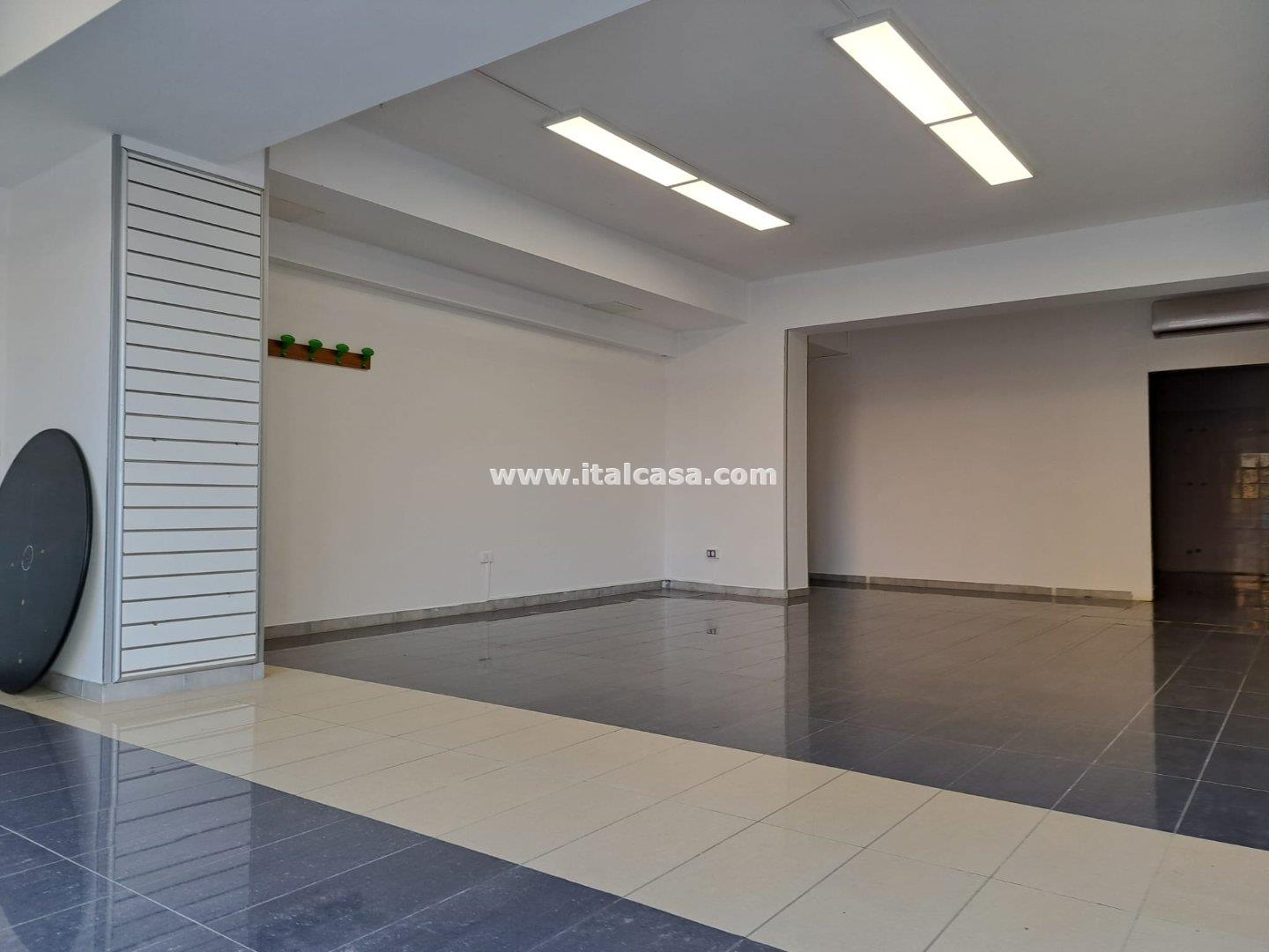 Magazzino in vendita a Crotone