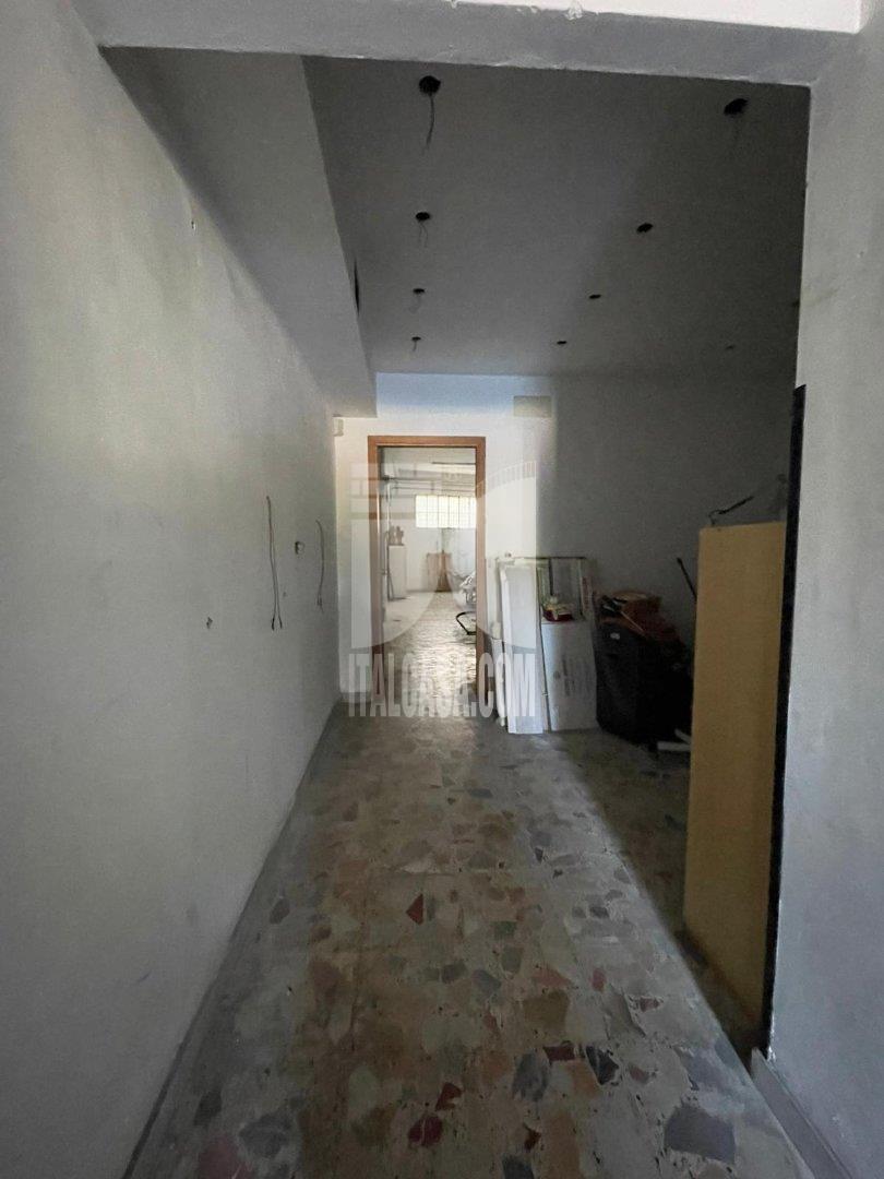 Magazzino in vendita a Crotone