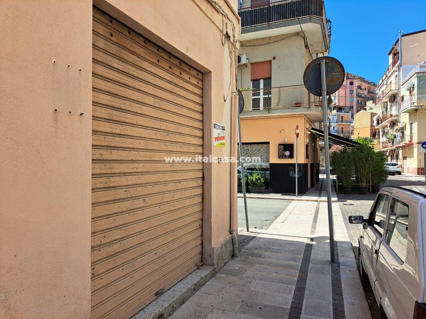 Magazzino in vendita a Crotone
