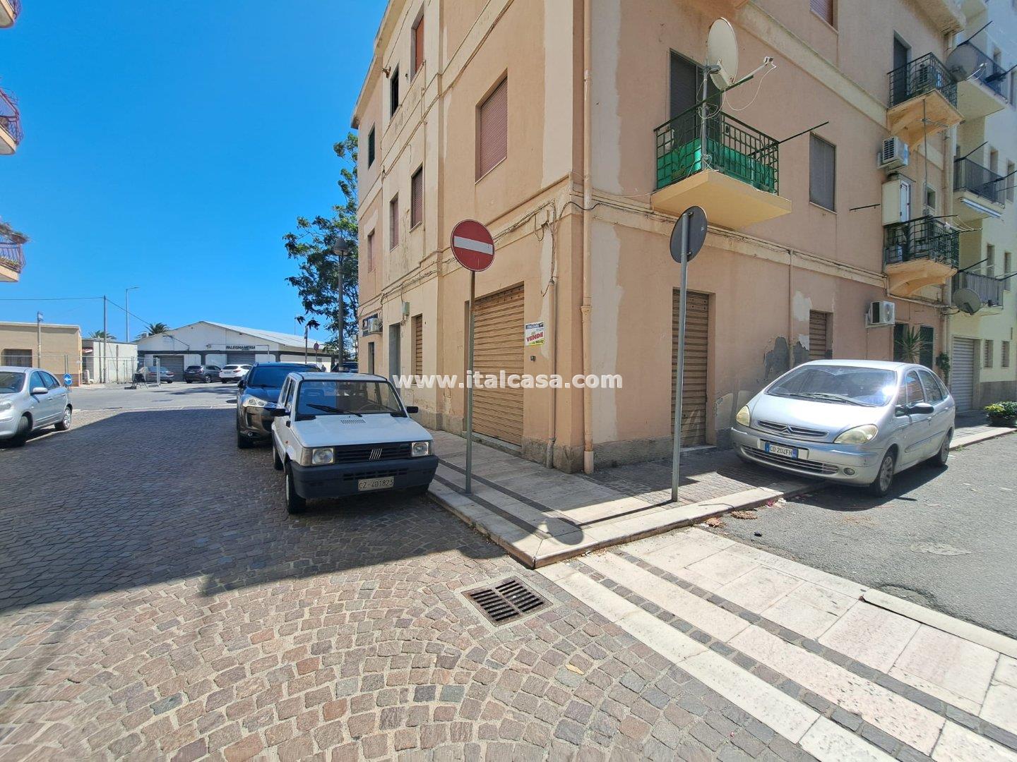 Magazzino in vendita a Crotone