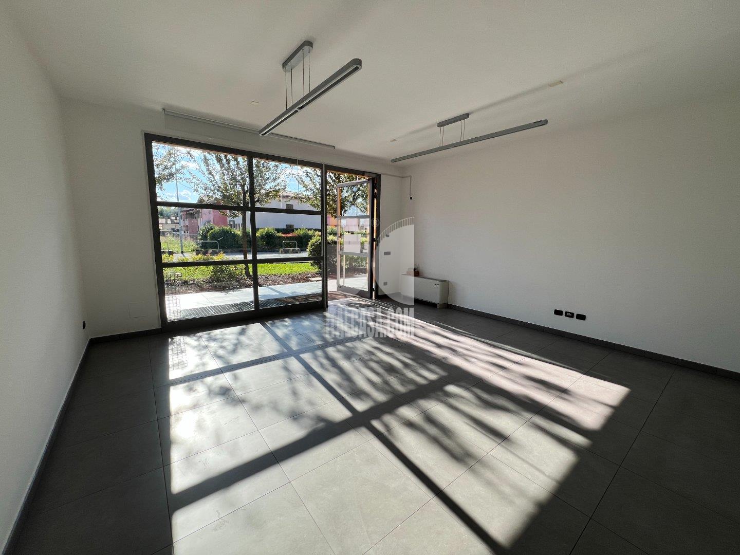 Negozio in affitto a Curtatone