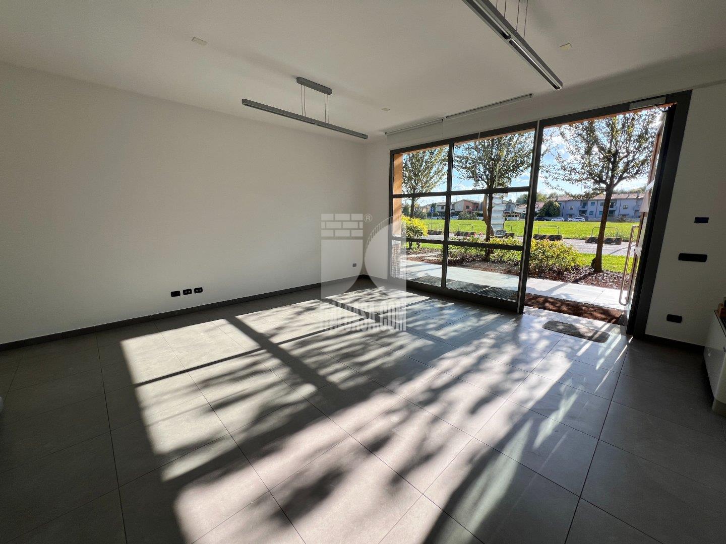 Negozio in affitto a Curtatone