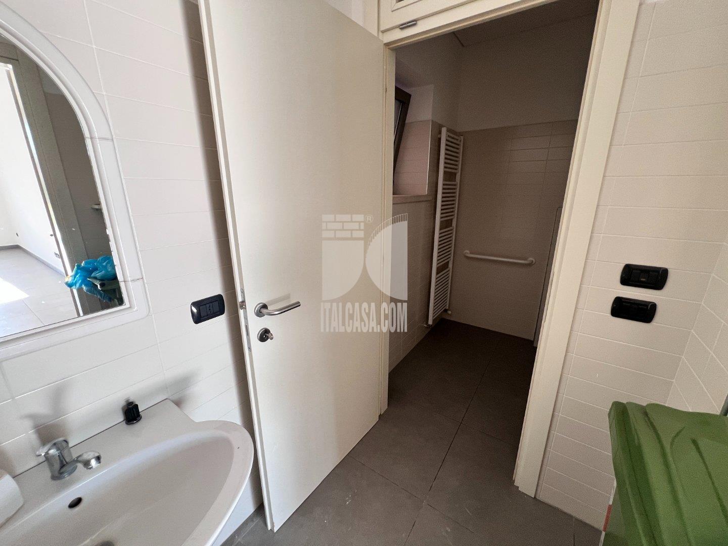 Negozio in affitto a Curtatone