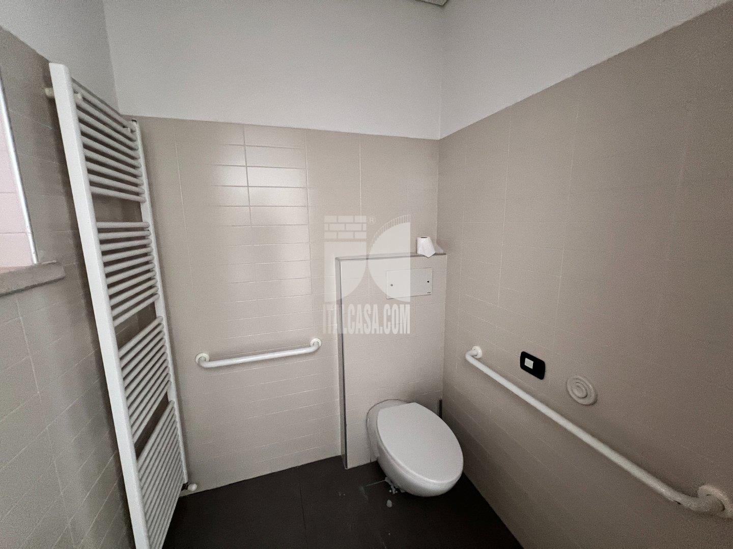 Negozio in affitto a Curtatone