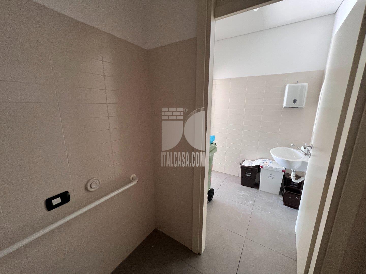 Negozio in affitto a Curtatone