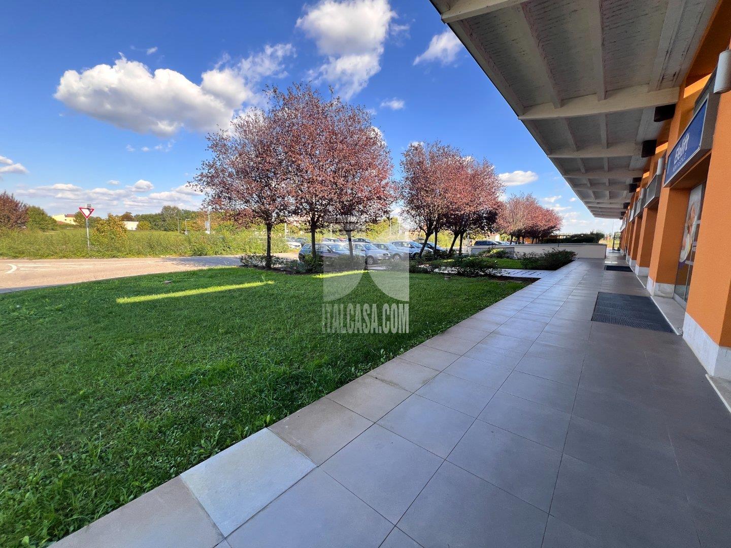 Negozio in affitto a Curtatone