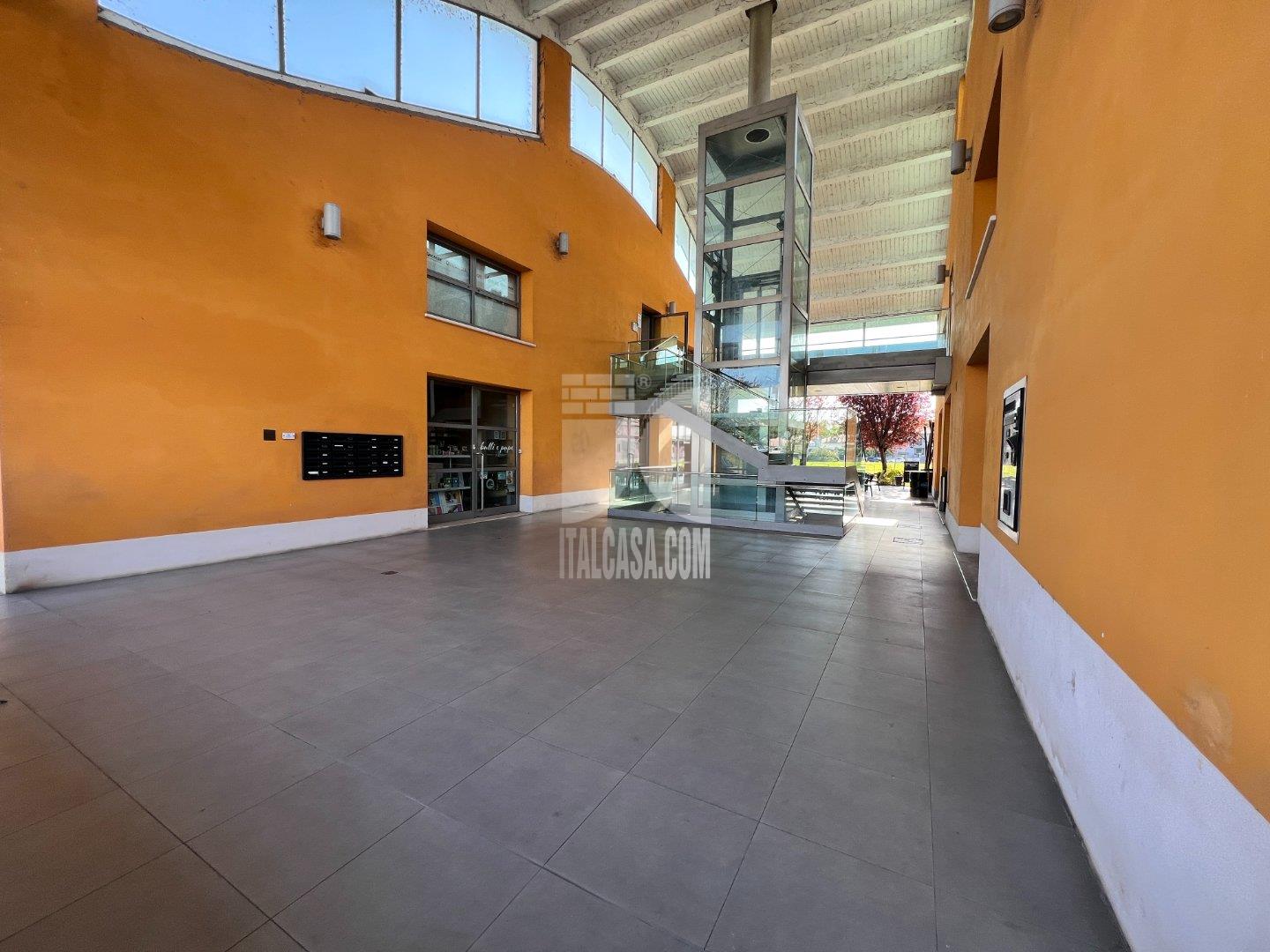 Negozio in affitto a Curtatone