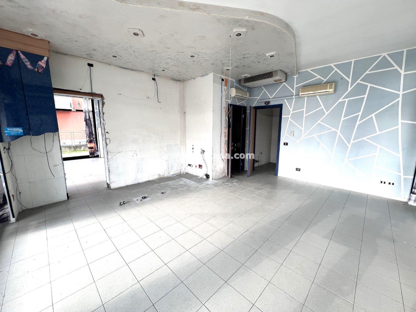 Negozio in affitto a Curtatone