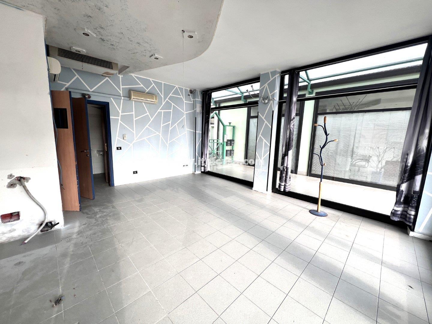 Negozio in affitto a Curtatone